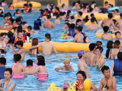 武漢持續高溫 水上樂(lè )園“人擠人”